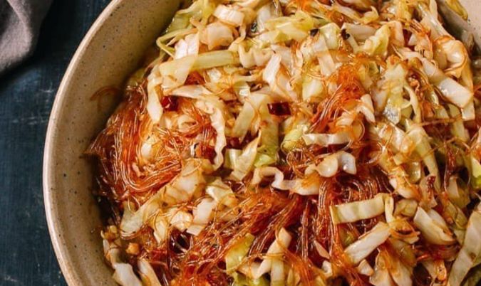 Fried Noodle with Fungus Cabbage and Carrot
