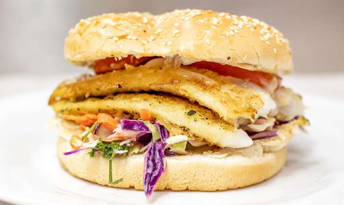 Grilled Fish Burger with Chips