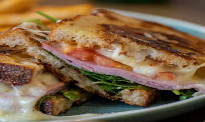 Blat Sandwich with chips